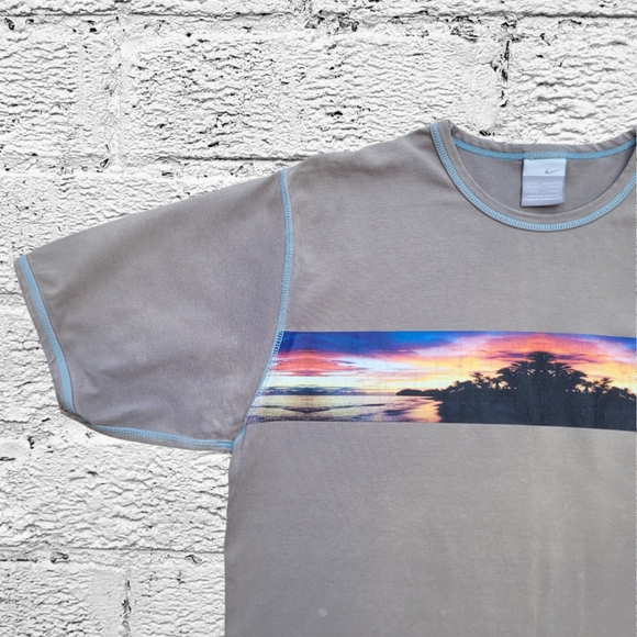 Vintage Nike Graphic T-Shirt - Picture 3 of 8